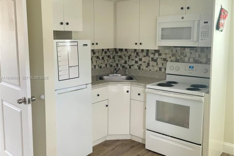 Снять в аренду квартиру в Холливуд, Флорида 2 спальни, 126.53м2, № 2005474 - фото 2