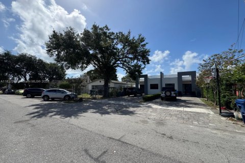 Commercial property in Miami, Florida 156.63 sq.m. № 1770751 - photo 5