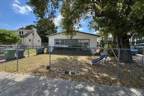 Commercial property in Miami, Florida 156.63 sq.m. № 1770751 - photo 10