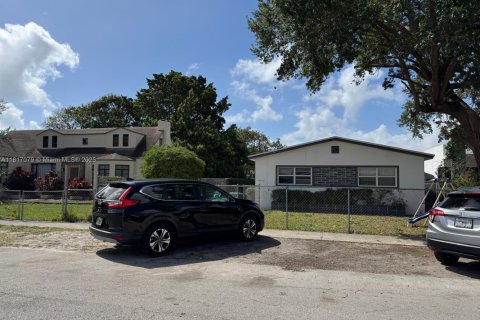 Commercial property in Miami, Florida 156.63 sq.m. № 1770751 - photo 4