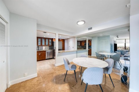 Condominio en venta en Miami, Florida, 2 dormitorios, 117.8 m2 № 1951996 - foto 10