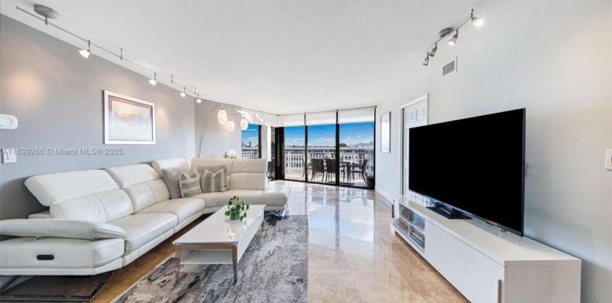 Condominio en Miami, Florida, 2 dormitorios  № 1951996