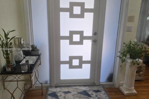 House in Hollywood, Florida 3 bedrooms, 197.88 sq.m. № 2003053 - photo 2