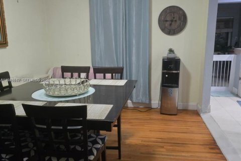 House in Hollywood, Florida 3 bedrooms, 197.88 sq.m. № 2003053 - photo 6