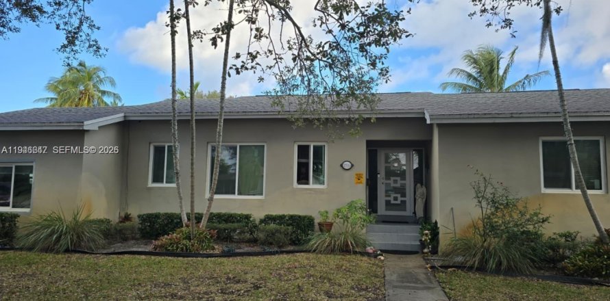 House in Hollywood, Florida 3 bedrooms, 197.88 sq.m. № 2003053