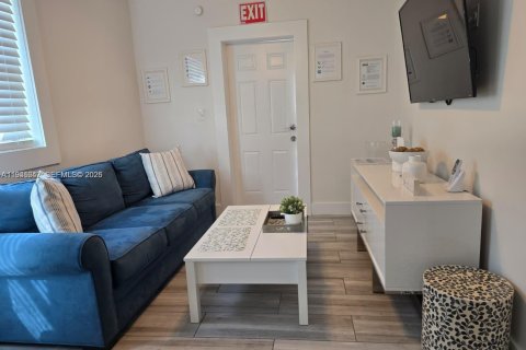 House in Hollywood, Florida 3 bedrooms, 197.88 sq.m. № 2003053 - photo 18