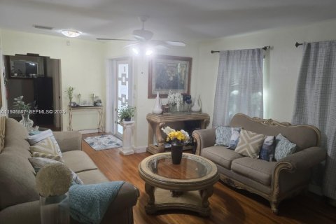 House in Hollywood, Florida 3 bedrooms, 197.88 sq.m. № 2003053 - photo 4