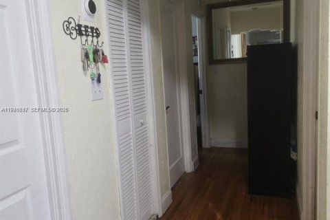 House in Hollywood, Florida 3 bedrooms, 197.88 sq.m. № 2003053 - photo 7