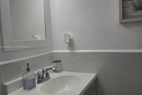 House in Hollywood, Florida 3 bedrooms, 197.88 sq.m. № 2003053 - photo 21