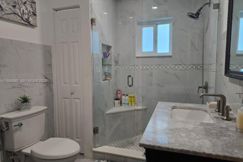 House in Hollywood, Florida 3 bedrooms, 197.88 sq.m. № 2003053 - photo 9