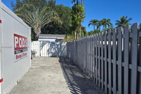 House in Hollywood, Florida 3 bedrooms, 197.88 sq.m. № 2003053 - photo 24