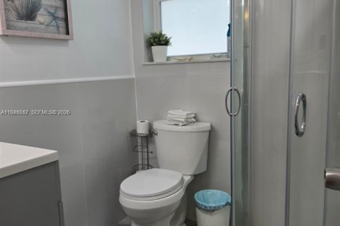 House in Hollywood, Florida 3 bedrooms, 197.88 sq.m. № 2003053 - photo 10