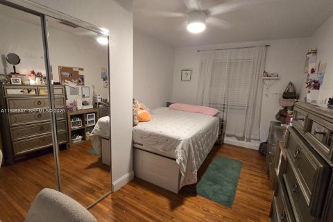 House in Hollywood, Florida 3 bedrooms, 197.88 sq.m. № 2003053 - photo 13