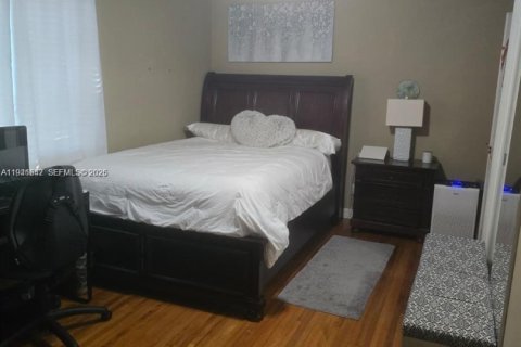 House in Hollywood, Florida 3 bedrooms, 197.88 sq.m. № 2003053 - photo 11