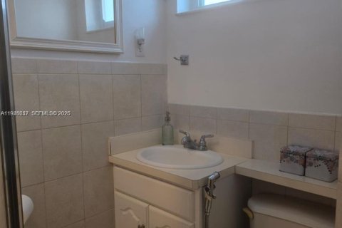 House in Hollywood, Florida 3 bedrooms, 197.88 sq.m. № 2003053 - photo 14