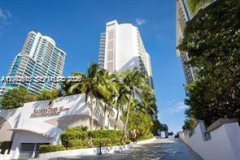 Condo in Sunny Isles Beach, Florida, 1 bedroom № 2090793 - photo 9