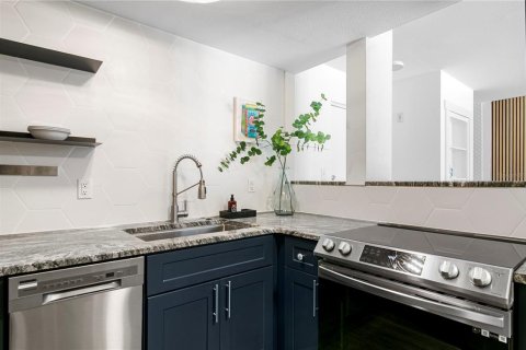 Condo in Tampa, Florida, 1 bedroom № 2123614 - photo 11