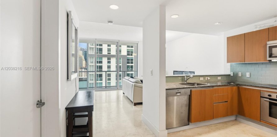Estudio en el Condominio en Miami, Florida  № 2145918