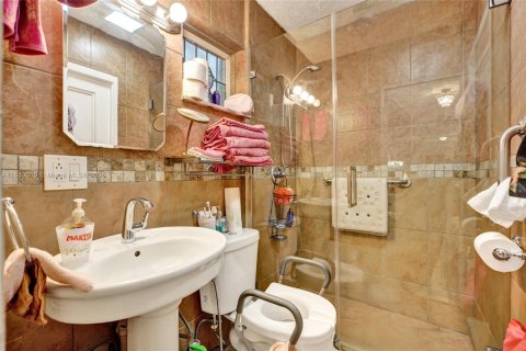 Casa en venta en Miami, Florida, 4 dormitorios, 149.76 m2 № 1978924 - foto 17