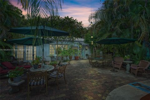 Casa en venta en Miami, Florida, 4 dormitorios, 149.76 m2 № 1978924 - foto 2