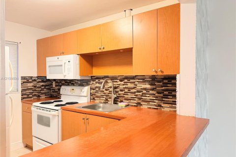 Copropriété à louer à Hialeah, Floride: 2 chambres, 82.68 m2 № 2425063 - photo 5