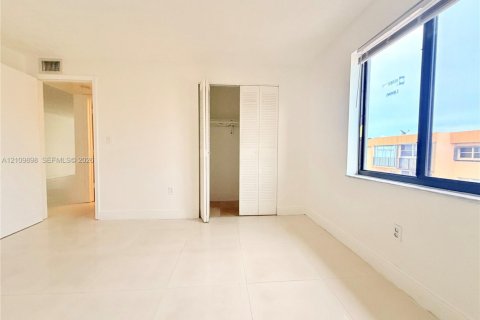 Copropriété à louer à Hialeah, Floride: 2 chambres, 82.68 m2 № 2425063 - photo 12