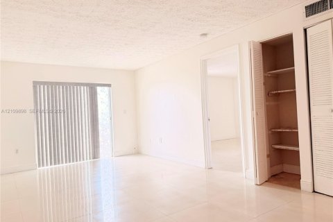 Copropriété à louer à Hialeah, Floride: 2 chambres, 82.68 m2 № 2425063 - photo 8
