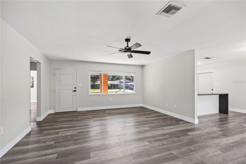 House in Tavares, Florida 2 bedrooms, 130.06 sq.m. № 2114747 - photo 7