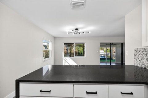 House in Tavares, Florida 2 bedrooms, 130.06 sq.m. № 2114747 - photo 14