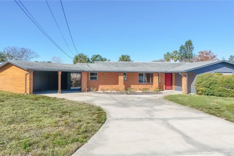 House in Tavares, Florida 2 bedrooms, 130.06 sq.m. № 2114747 - photo 3