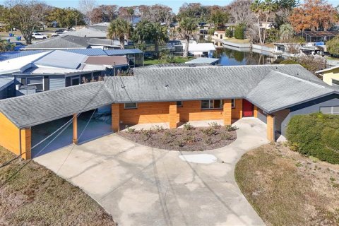 House in Tavares, Florida 2 bedrooms, 130.06 sq.m. № 2114747 - photo 4
