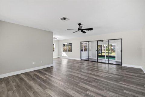 House in Tavares, Florida 2 bedrooms, 130.06 sq.m. № 2114747 - photo 6
