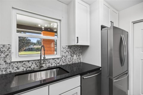 House in Tavares, Florida 2 bedrooms, 130.06 sq.m. № 2114747 - photo 13
