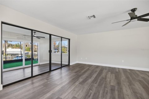 House in Tavares, Florida 2 bedrooms, 130.06 sq.m. № 2114747 - photo 17