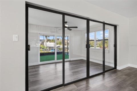 House in Tavares, Florida 2 bedrooms, 130.06 sq.m. № 2114747 - photo 18