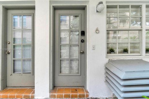 Condo in Miami Beach, Florida, 1 bedroom  № 1811283 - photo 25