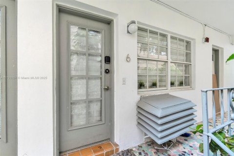 Condo in Miami Beach, Florida, 1 bedroom  № 1811283 - photo 23