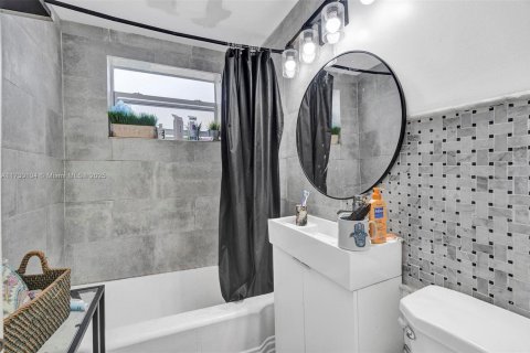 Condo in Miami Beach, Florida, 1 bedroom  № 1811283 - photo 14
