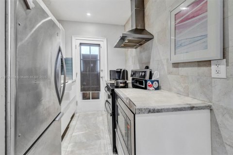 Condo in Miami Beach, Florida, 1 bedroom  № 1811283 - photo 6
