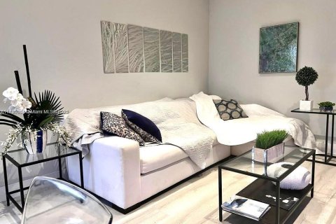 Condo in Miami Beach, Florida, 1 bedroom  № 1811283 - photo 2