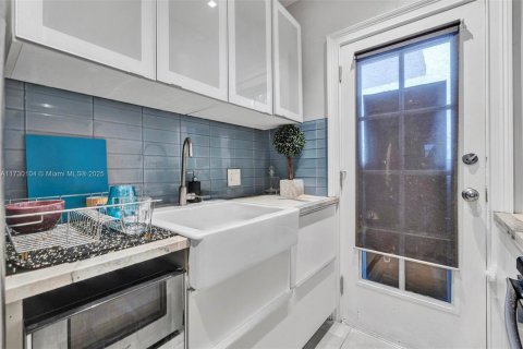 Condo in Miami Beach, Florida, 1 bedroom  № 1811283 - photo 9