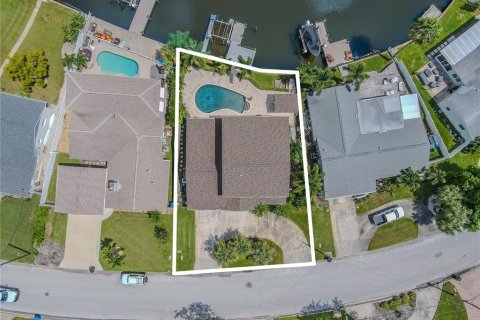 House in Saint Petersburg, Florida 3 bedrooms, 226.59 sq.m. № 1919625 - photo 3