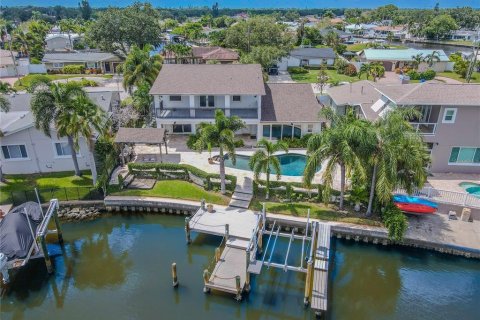 House in Saint Petersburg, Florida 3 bedrooms, 226.59 sq.m. № 1919625 - photo 6