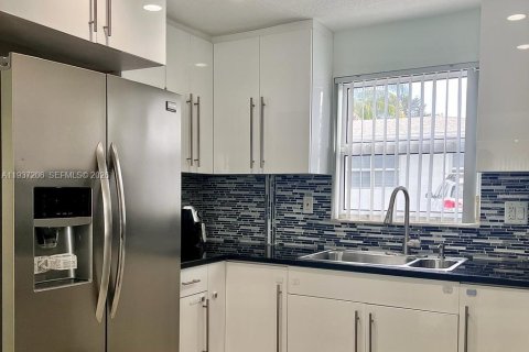 Propiedad comercial en venta en Hollywood, Florida № 1995096 - foto 3