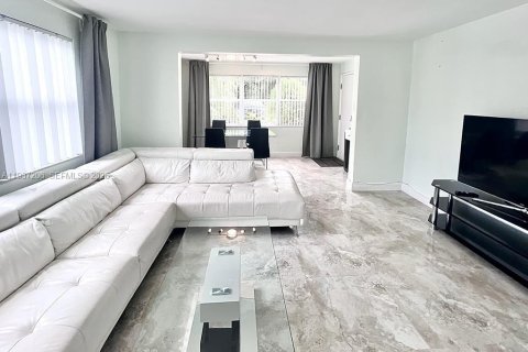 Propiedad comercial en venta en Hollywood, Florida № 1995096 - foto 2