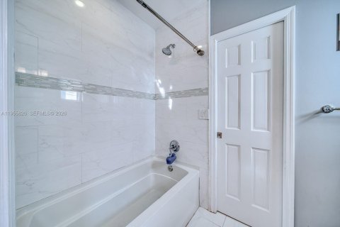 Villa ou maison à louer à Coral Gables, Floride: 3 chambres, 183.85 m2 № 2026404 - photo 25