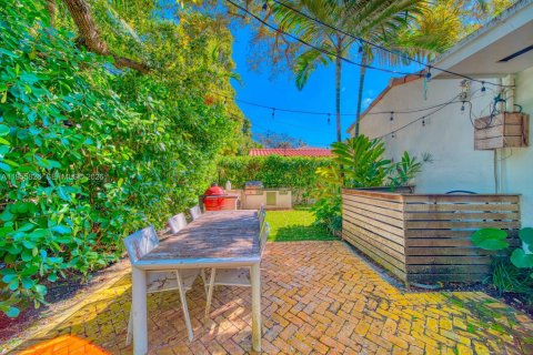 Villa ou maison à louer à Coral Gables, Floride: 3 chambres, 183.85 m2 № 2026404 - photo 30