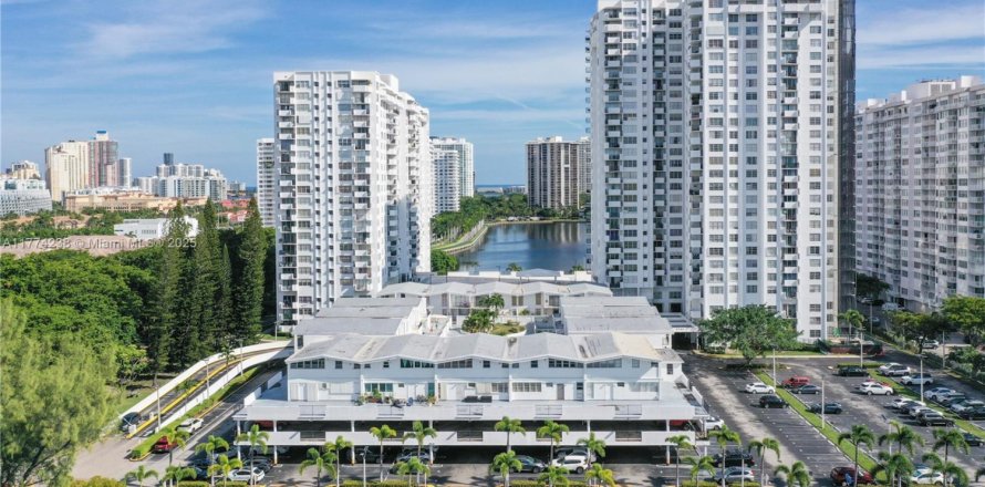 Condominio en Aventura, Florida, 2 dormitorios  № 1692901