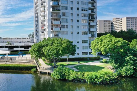Condominio en venta en Aventura, Florida, 2 dormitorios, 106.19 m2 № 1692901 - foto 3