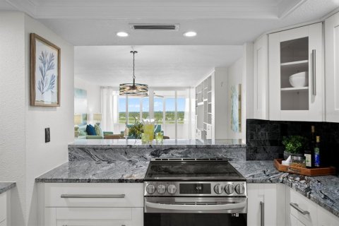 Condominio en venta en Redington Shores, Florida, 1 dormitorio, 98.48 m2 № 1759902 - foto 11